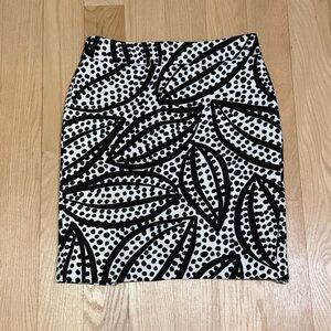 Ann Taylor Black and White Leaf Print Pencil Skirt Size 0P